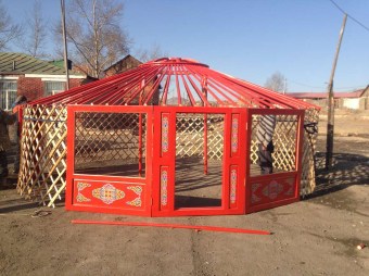 Yourte-avec-baie-vitree